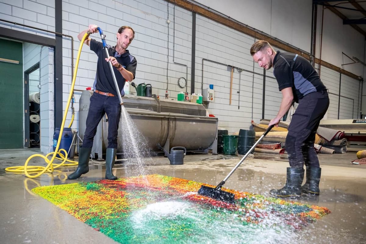 Vloerkleed wordt gereinigd in de wasserij