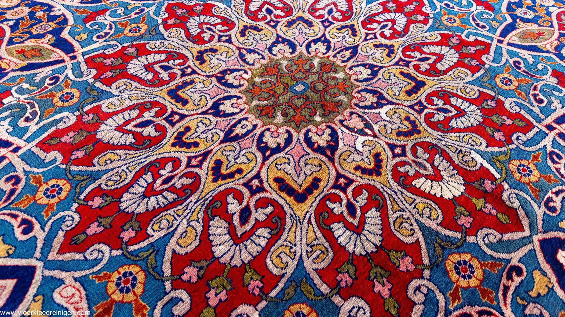 Handgeknoopt Perzisch tapijt wordt professioneel gereinigd