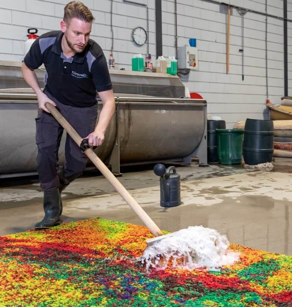 Hoogpolig shaggy vloerkleed wordt professioneel gereinigd