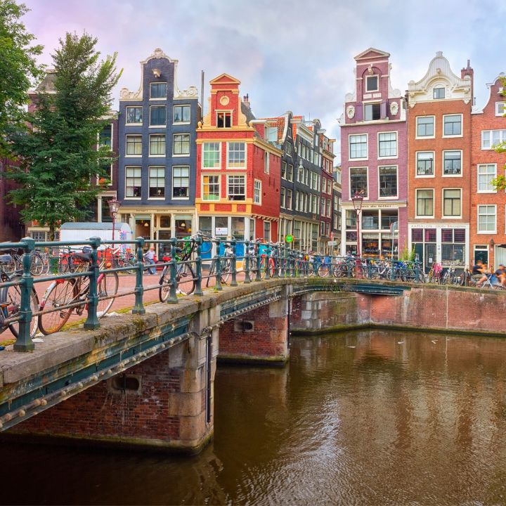 huizen en brug in Amsterdam